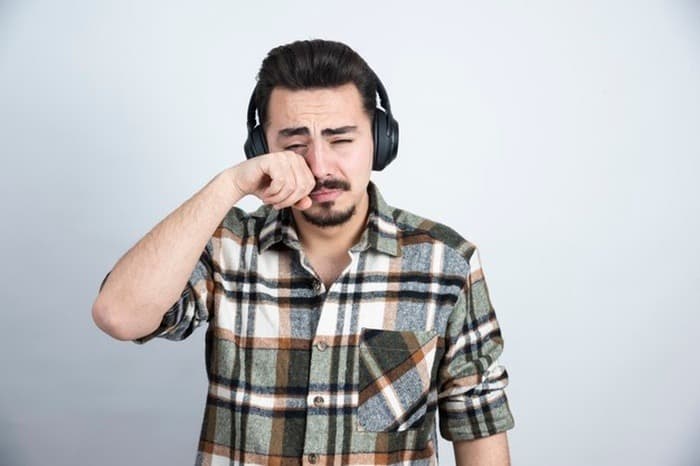 چرا از شنیدن موسیقی غمگین لذت می بریم