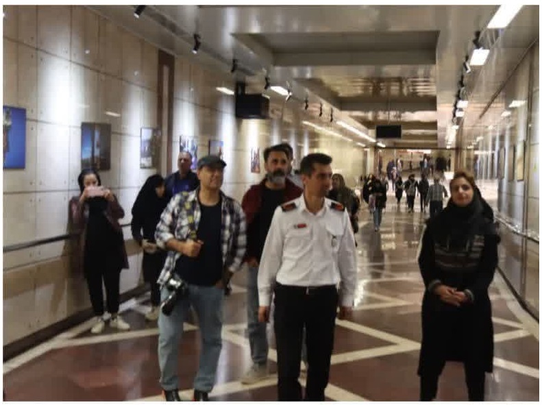 نخستین نمایشگاه عکس آتش‌نشانان در ایستگاه مترو شیراز 1