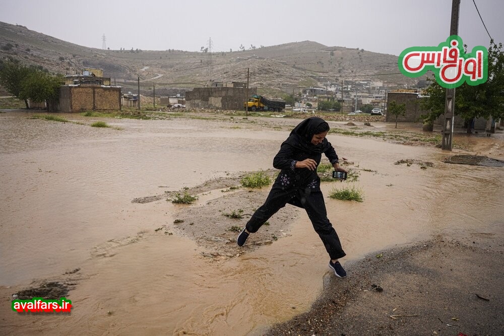 زن شیرازی در باران