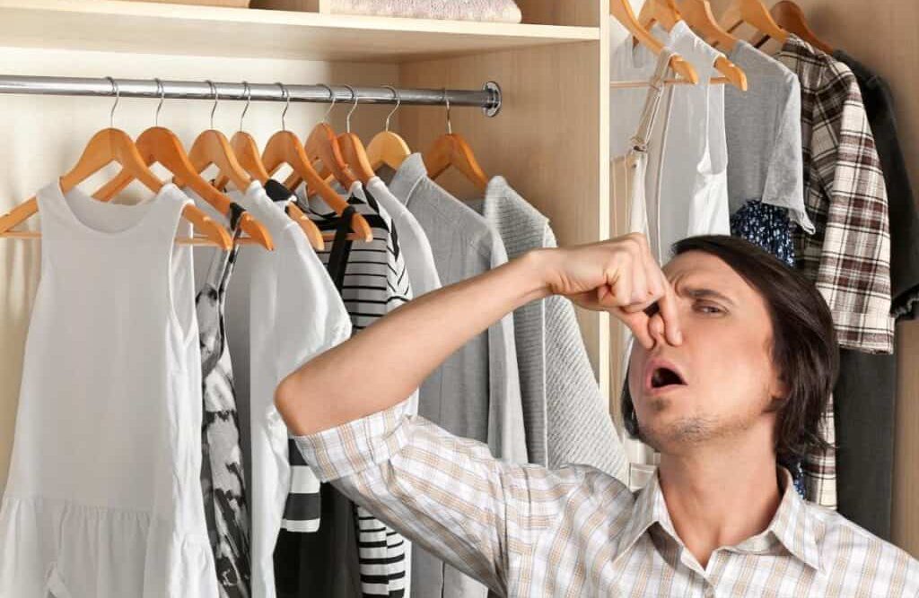 ۷ راهکار ساده و کاربردی برای برطرف کردن نم یا رطوبت کمد دیواری