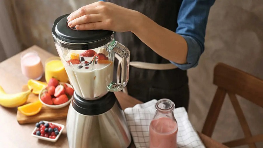 ۴ روش‌ ساده و کاربردی برای شستن مخلوط کن در خانه