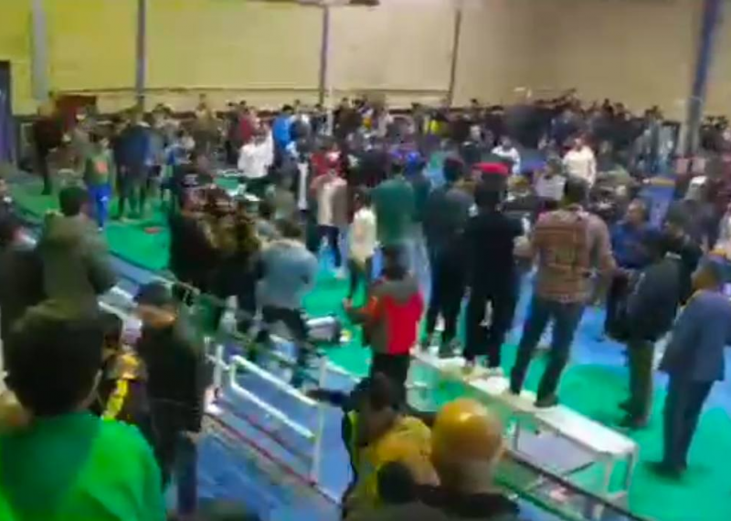 چاقوکشی و آبروریزی هنگام برگزاری مسابقات کشتی فرنگی استان فارس(+فیلم)