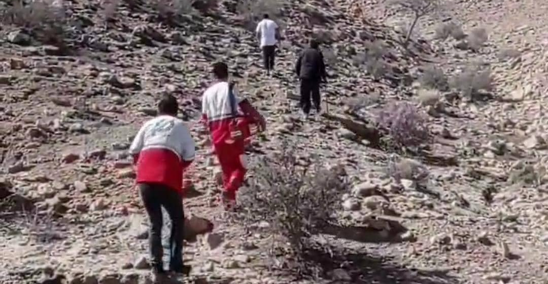 فرد گرفتار در ارتفاعات پهناپهن فراشبند توسط هلال‌احمر نجات یافت