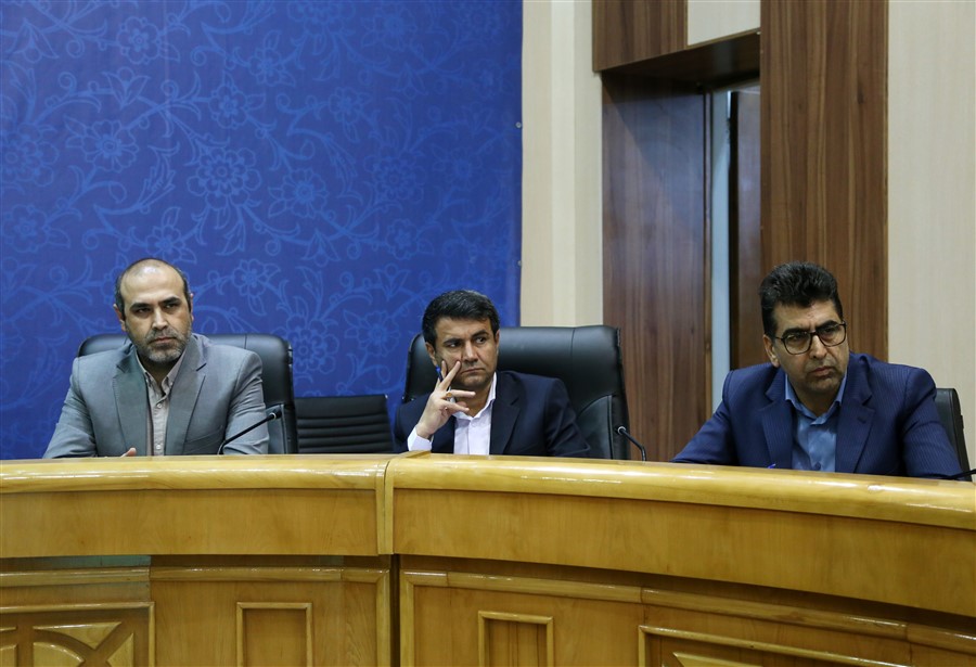 عکس یک نفر در نشست کارگروه رفع موانع تولید استان فارس نیست،چرا؟