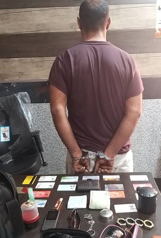 سارق حرفه‌ای درون خودرو در داراب بازداشت شد