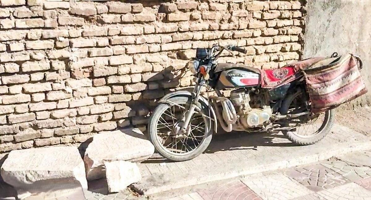 خطر تخریب سنگ قبر سحاب نی ریزی در پیاده‌رو جلوی مسجد