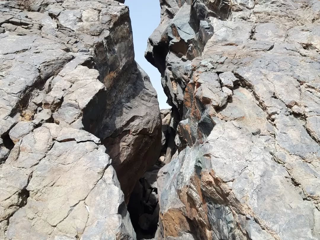 شکاف برداشتن کوه بالای شهر شیراز ، خطری بزرگ در کمین شیرازی‌ها(ویدئو)