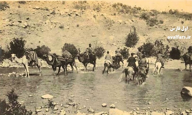 ۲ تصویر از کاخ اردشیر پاپکان و کاروان گردشگران در سال ۱۲۹۵خورشیدی