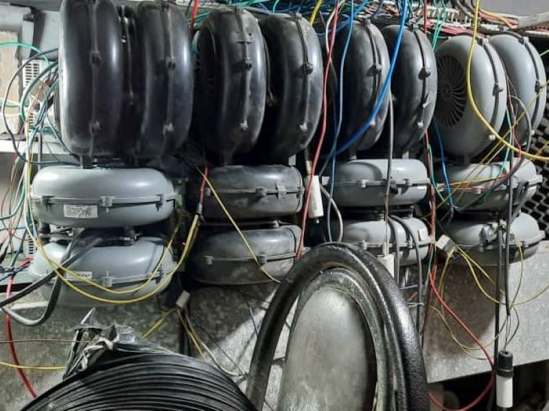 کشف ۱۶۰۰ دستگاه استخراج ارز دیجیتال از یک انبار در شیراز