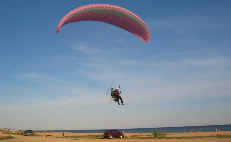 سقوط پاراگلایدر تفریحی در اطراف دریاچه مهارلو شیراز