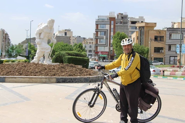 دوچرخه‌سواری که ۲۳ سال پیش سفرش را آغاز کرد وارد شیراز شد+عکس