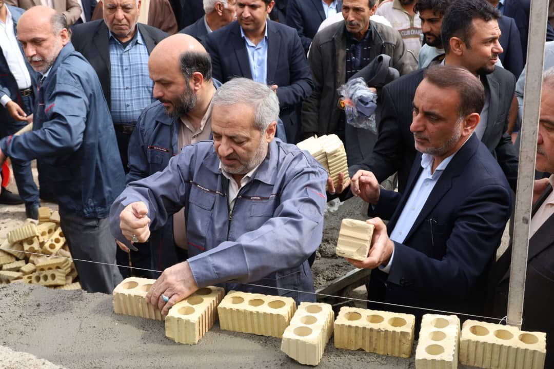 فیلم دست به بیل شدن وزیر آموزش و پرورش در شهر لار