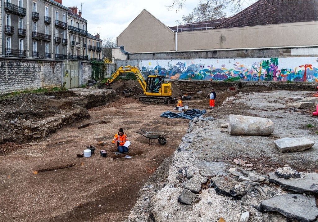 کشف گورستان «مرده‌های نِشسته» ۲ هزارساله زیر حیاط یک مدرسه