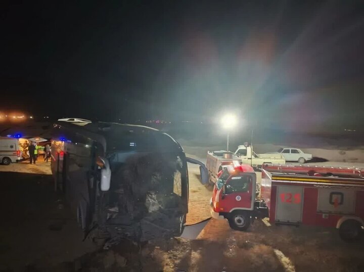 مصدومیت ۲۳ نفر بر اثر واژگونی اتوبوس شیراز- کرج در شهرضا
