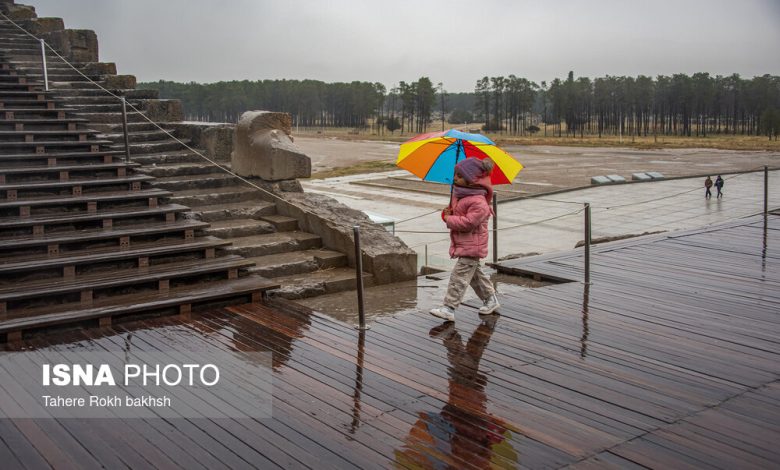 Iranian people visiting Persepolis under the rain 2