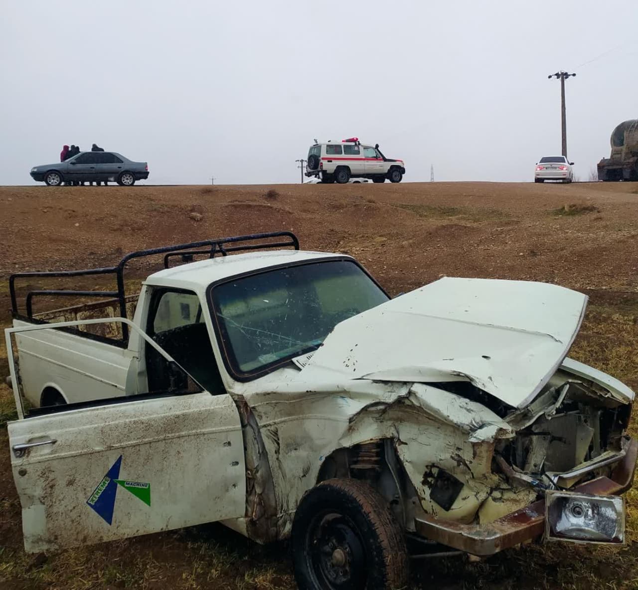 پیکان پس از تصادف با تریلی در جاده در جاده استهبان – شیراز