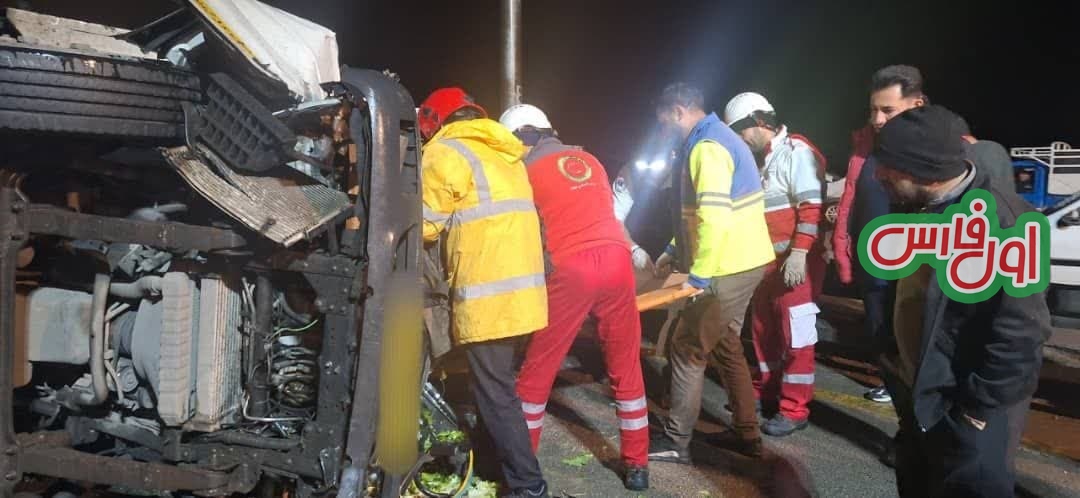 ۳۲ مصدوم در تصادف زنجیره‌ای چهارده خودرو در بزرگراه مرودشت به شیراز