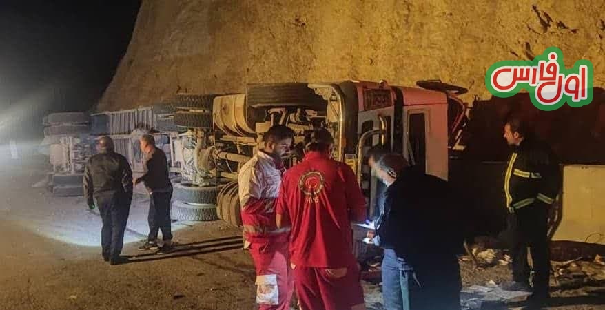 حادثه خونین برای تریلی در جاده فیروزآباد – جم +عکس