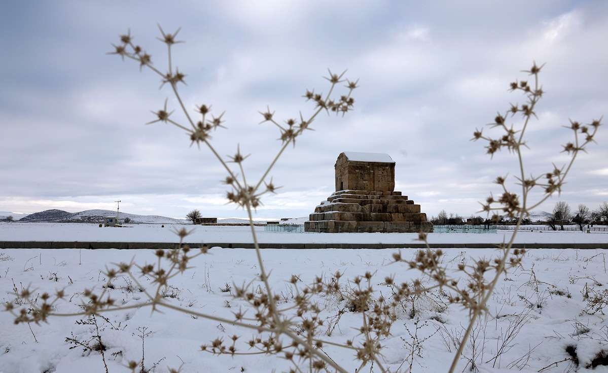 صبح برفی آرامگاه کوروش کبیر در پاسارگاد(+فیلم)