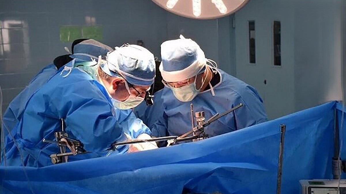 جراحی بیماران بیهوش توسط تکنسین‌ها به جای پزشکان خواب‌آلود در آپادانا / اتاق عمل پلمپ شد