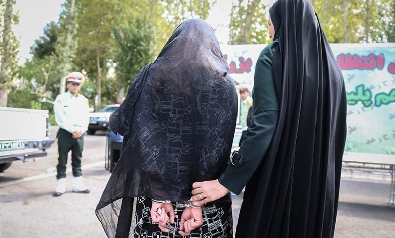 دستگیری زن جوان