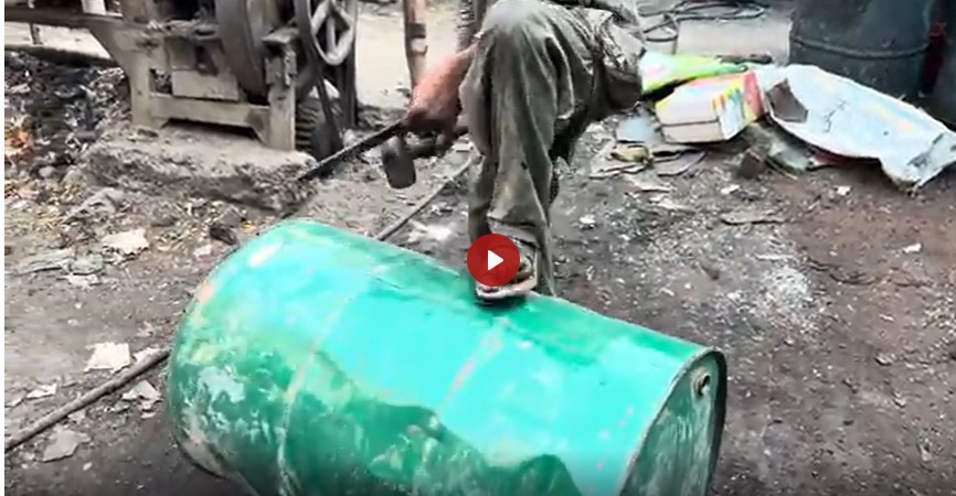 فرآیند جالب بازیافت بشکه‌های قدیمی برای ساخت «قفل» توسط پاکستانی‌ها (ویدئو)