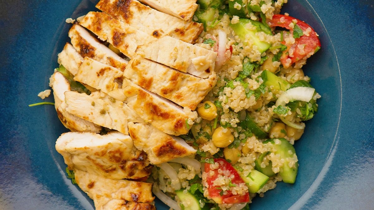 طرز تهیه سالاد کینوا و مرغ یک غذای اصلی خوشمزه رژیمی (+ویدئو)