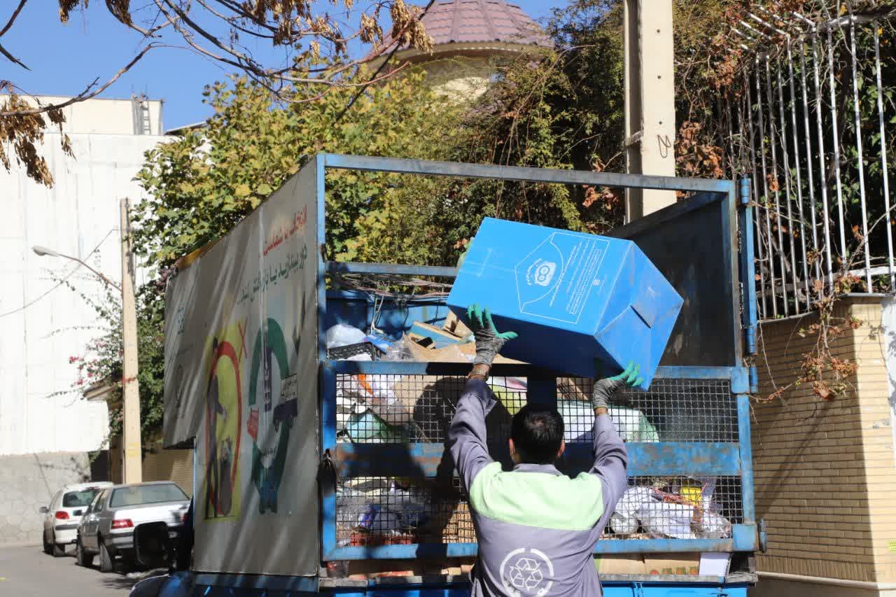 بازگرداندن پول‌های گم شده یک شهروند توسط ۲ پاکبان شهرداری شیراز