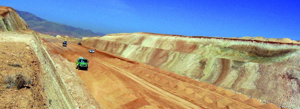 رئیس کمیسیون امنیت ملی: چرا آزاد راه شیراز-اصفهان را ناتمام رها کرده‌اید؟ شتابزده افتتاح شد و مشکلات بسیاری برای مردم ایجاد کرد