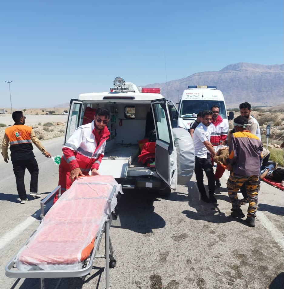 شاخ به شاخ شدن خونین پژو پارس با پراید در جاده فیروزآباد