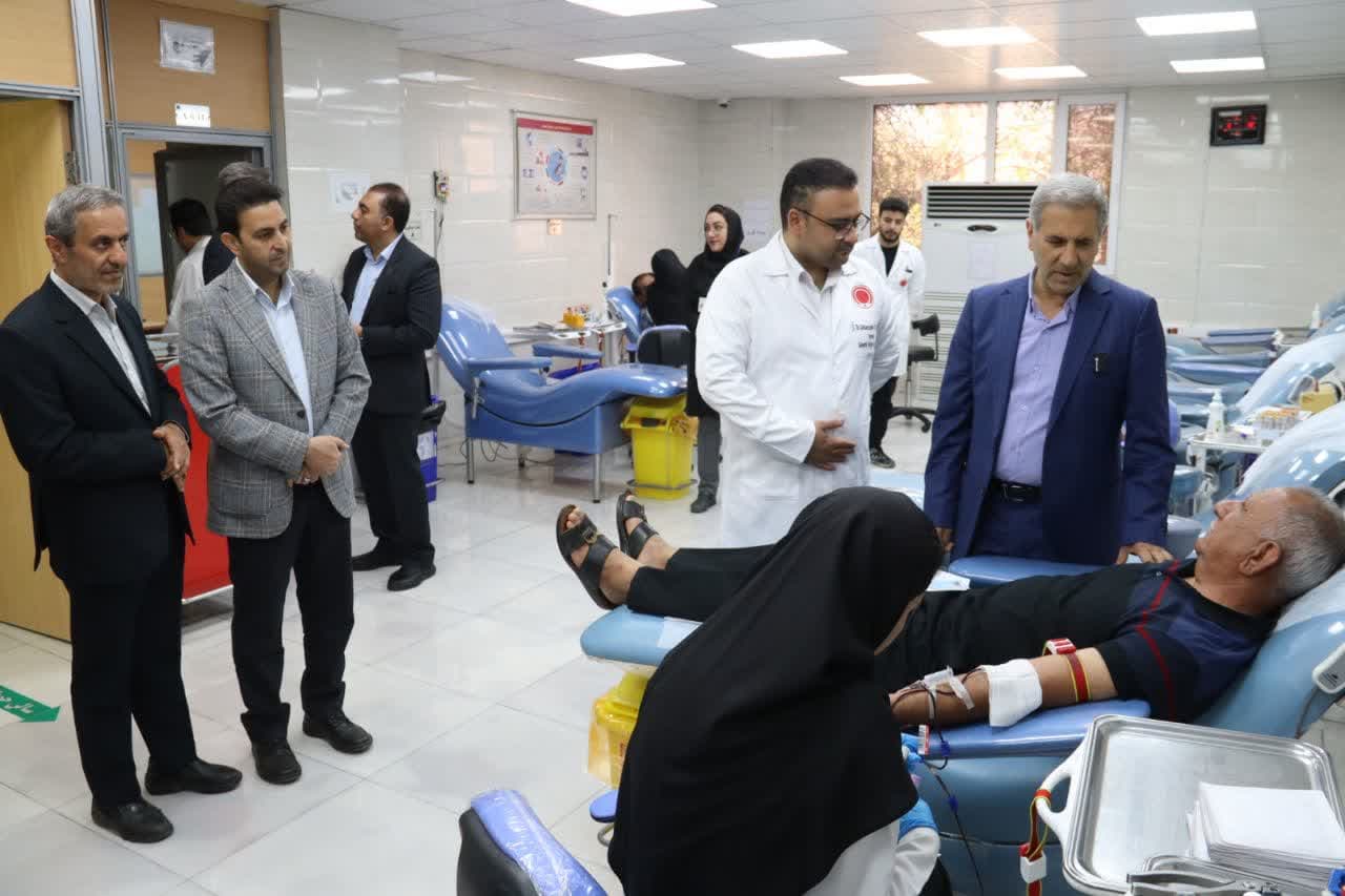 بازدید نوروزی رئیس دانشگاه علوم پزشکی شیراز از اداره کل انتقال خون استان فارس