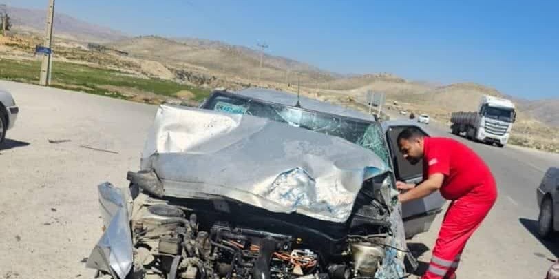 بلایی که نیسان آبی سر پژو ۴۰۵ و سرنشینانش در جاده فیروزآباد آورد+عکس