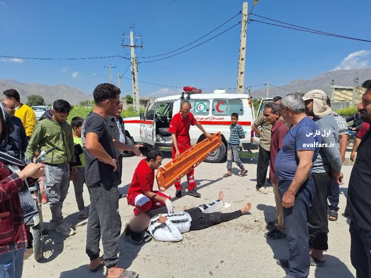 صحنه تصادف پژوپارس با موتور سیکلت در جاده بابامیدان -نورآباد+عکس