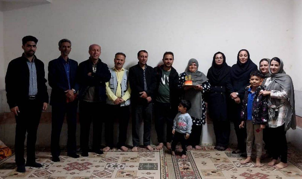 کار غافلگیرانه فرهنگیان شیراز؛ جشن تولد یک مادر خاص در ستاد اسکان ناحیه یک