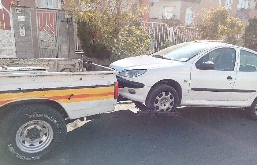 شیوه‌ی جدید سرقت خودرو از جلوی کلانتری+فیلم