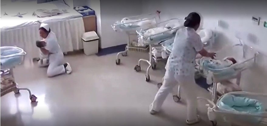 (+ویدئو) حماسه دیدنی دو پرستار زن هنگام زلزله شدید