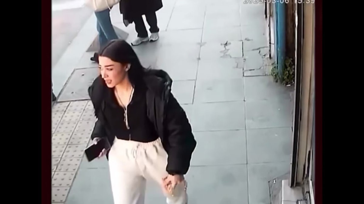 (+ویدئو) لحظه سرقت تاج طلا میلیاردی توسط دختر عاشق از طلافروشی