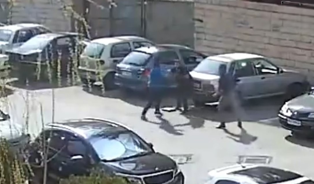 لحظه حمله وحشیانه و علنی سه زورگیر با قمه به ۳ دختر و پسر(+ویدئو)