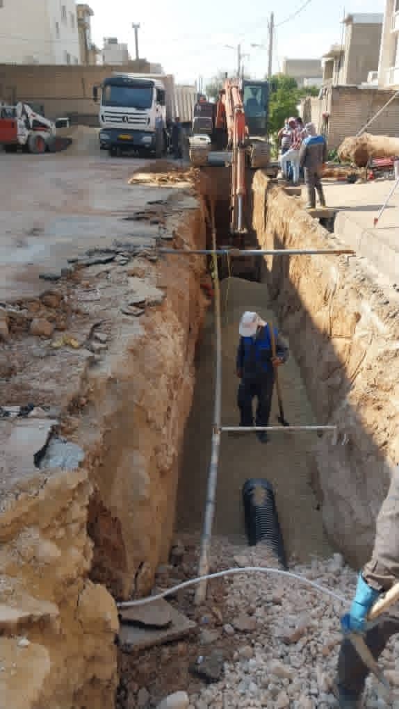 عملیات اضطراری آبفا در پی ایجاد گودالی بزرگ وسط خیابان عدل شرقی شیراز