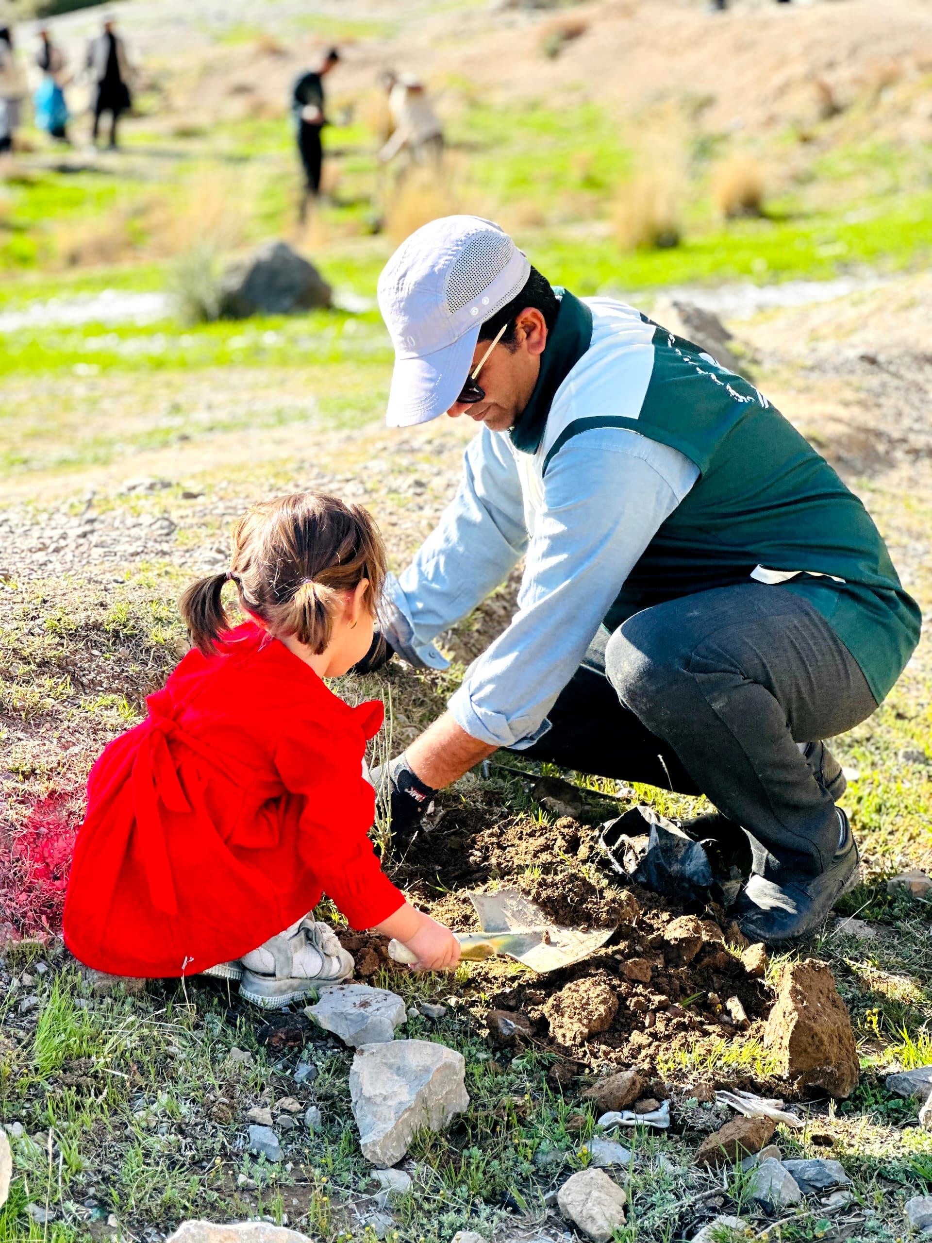 کاشت نهال بادام کوهی در طشک توسط دوستداران طبیعت