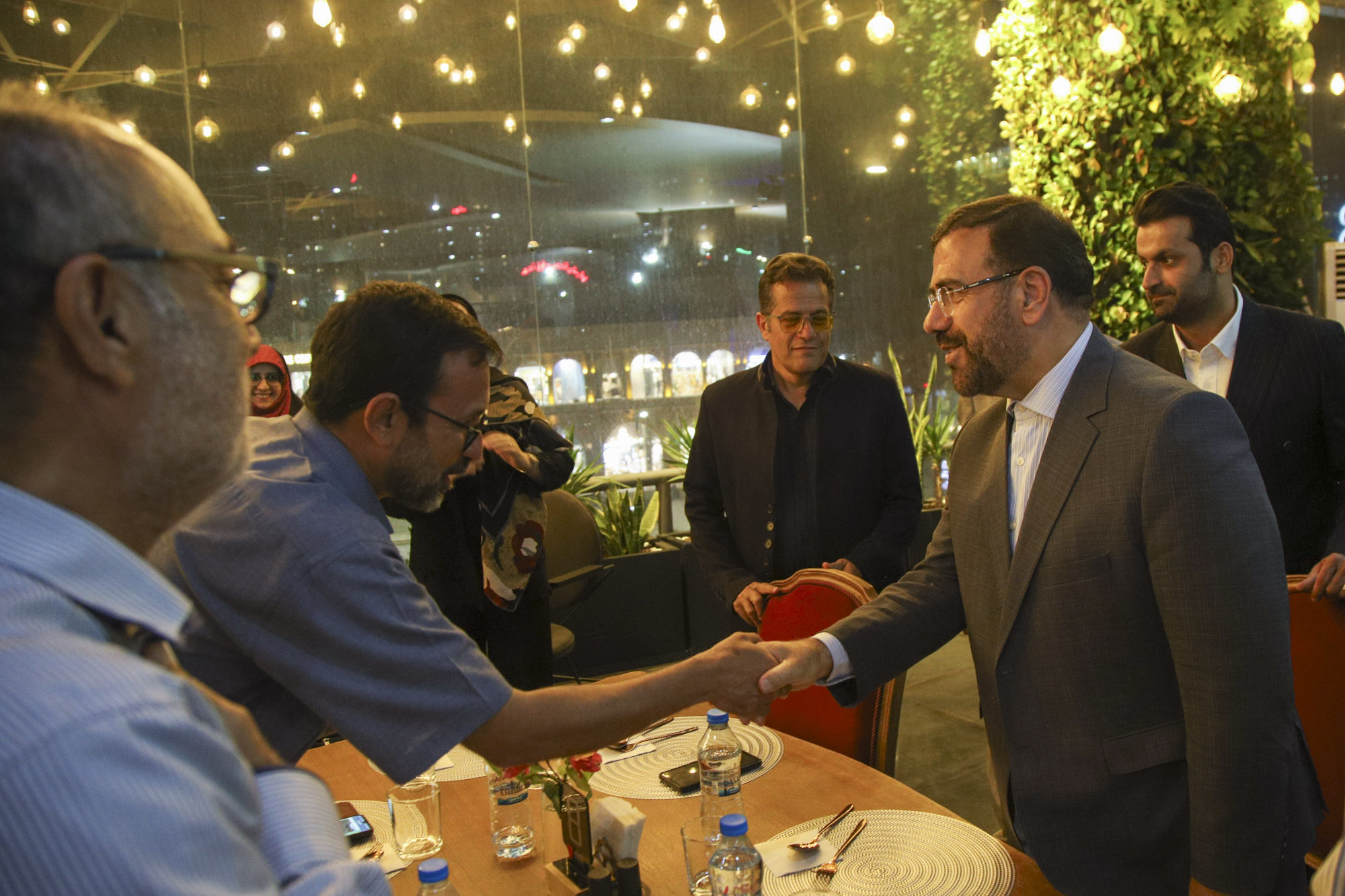 دیدار متفاوت و استقبال گرم ، چهره‌به‌چهره و صمیمانه استاندار فارس با خبرنگاران(+تصاویر)