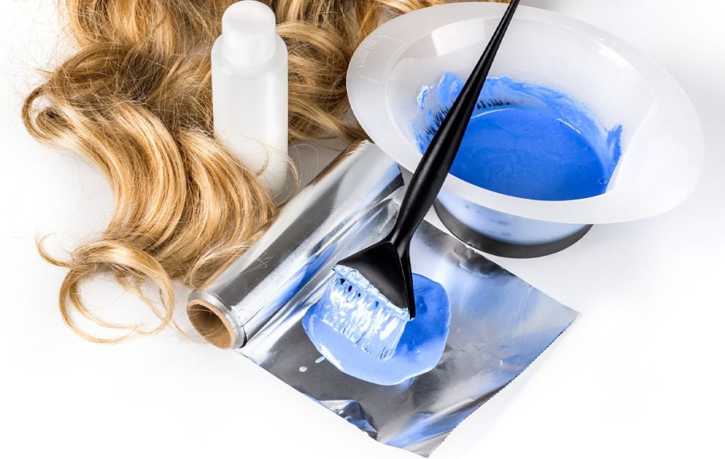 خودتان آرایشگر شوید: راهنمای جامع رنگ کردن مو در خانه