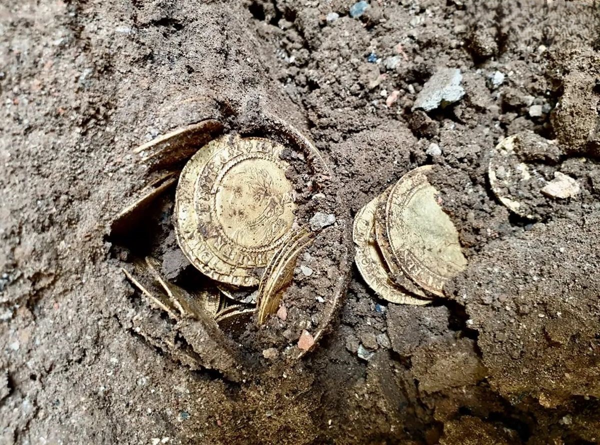 کشف ۲۶۰ سکه طلای عتیقه حین بازسازی خانه قدیمی در یک روستا