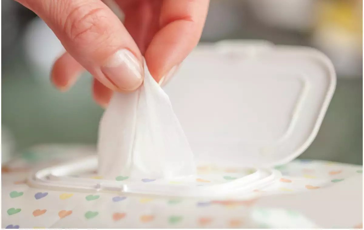 عوارض استفاده از دستمال مرطوب هنگام پاک کردن آرایش صورت