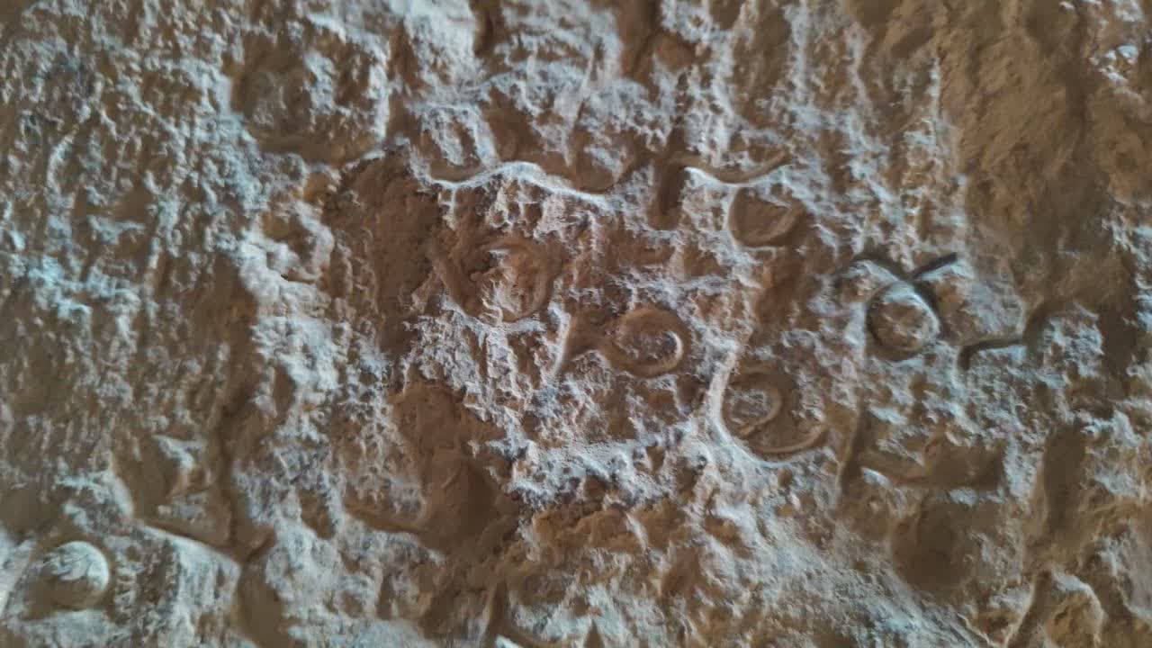 کشف کتیبه  ۱۵۰۰ ساله ساسانی در کوه خواجه عکاشه شهر آباده