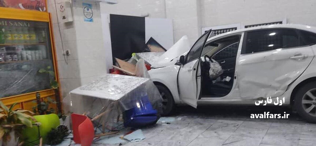 خودرو جک سراسیمه وارد مغازه کبابی شد+تصاویر