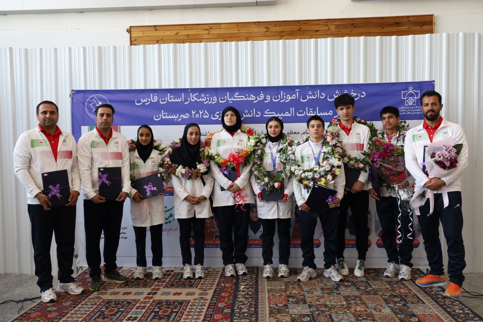 مشاور عالی و مدیر کل حوزه استاندار به استقبال دانش آموزان مدال آور فارس رفت