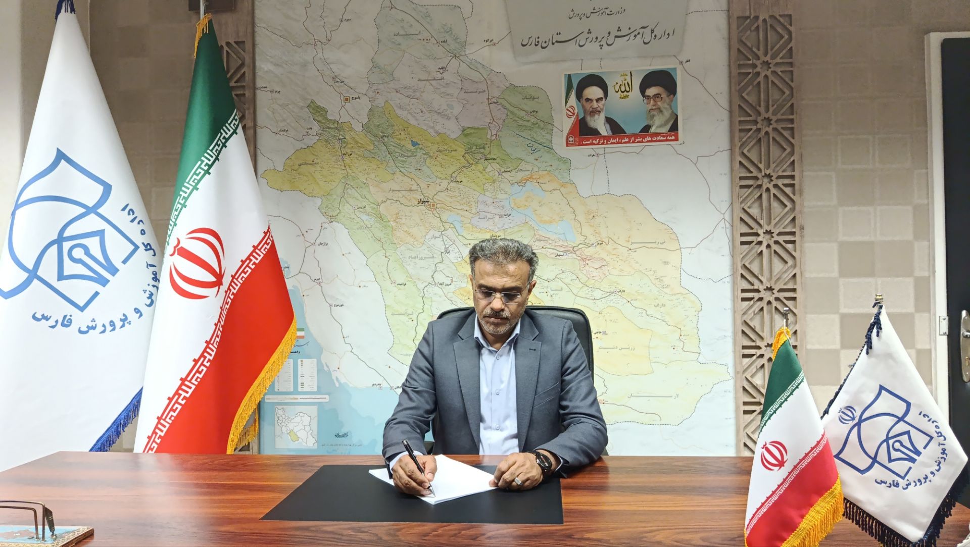 مدیرکل آموزش و پرورش فارس: هدیه نیاورید/دیدار بدون گل و شیرینی!