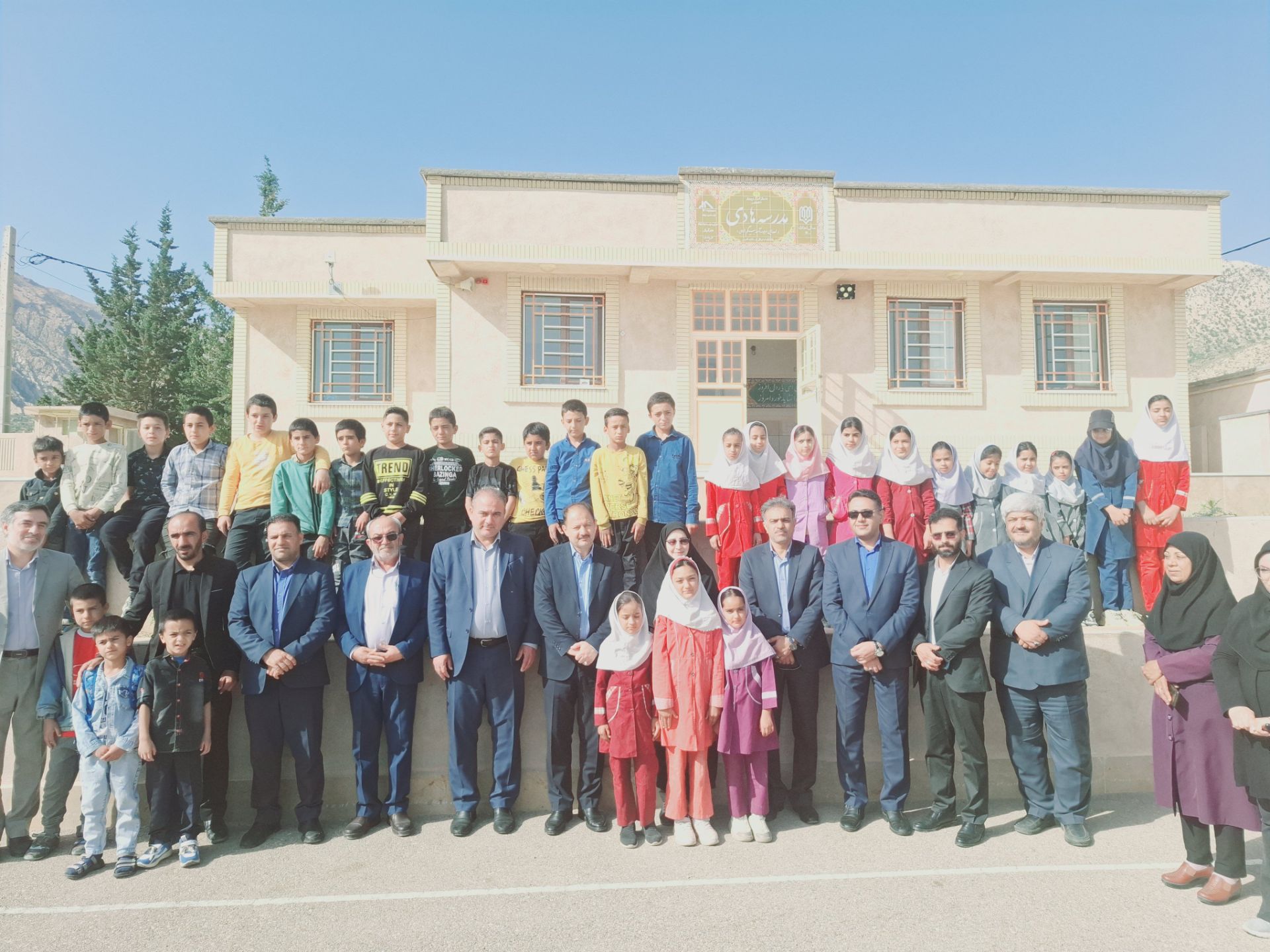 بازدید معاون آموزش ابتدایی وزارت آموزش و پرورش از آموزشگاه ابتدایی یک روستا در فسا استان فارس