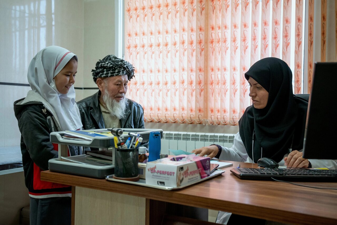 فعالیت ۲ هزار پزشک افغانستانی در مراکز درمانی کشور/پزشکان افغان جایگزین ایرانی‌ها شدند